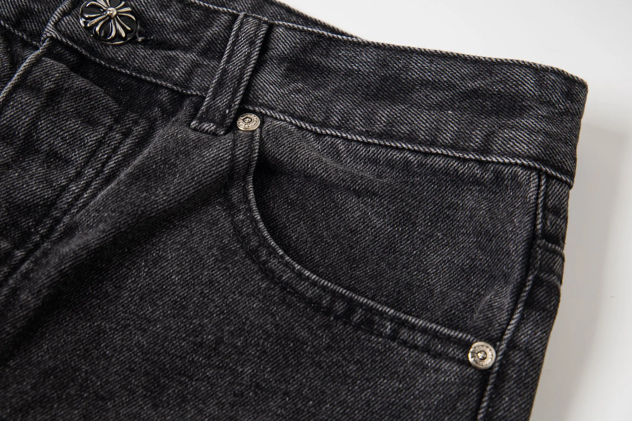 P300 💰 (Top version) Chrome Hearts Black Pinduo Black Leather Big Devil Cow King jeans. CH jeans need to be washed and then disassembled and hand-stitched with sheepskin cross leather and then spliced to complete. The whole process is too complicated to describe. About Chrome Hearts This is an extremely luxurious fashion brand that can also be called the nobility of the high street. It has always been an exclusive brand for some hipsters or the rich second generation. Compared with ordinary high streets, it is more luxurious and noble. Compared with luxury brands, it has a more fashionable personality. It has always been a brand that I have a special liking for. Color: black Size: 28-30-32-34-36 (corresponding to S-M-L-XL-XXL)